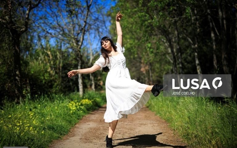 Jovens autistas encontram pertença através de dança, música e surf