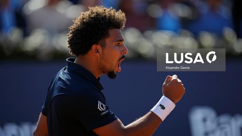 Arthur Fils vence torneio de Barcelona