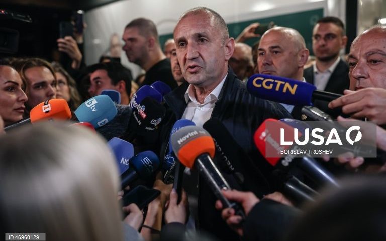 Ex-presidente Rumen Radev vence legislativas na Bulgária