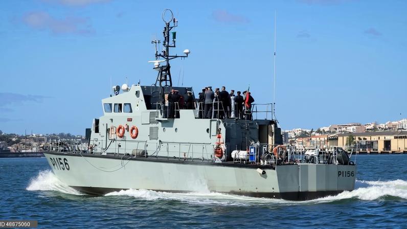 Seguro chega de lancha ao Alfeite para primeira visita à Marinha