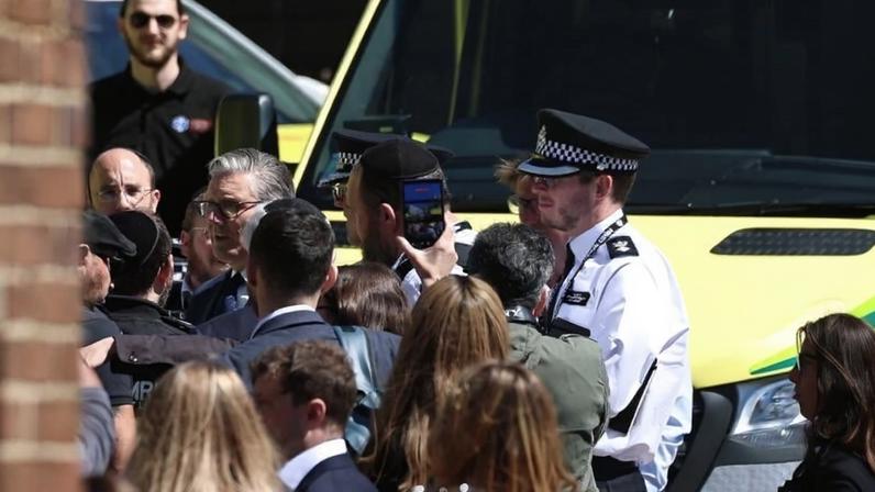 PM britânico vaiado durante visita a bairro judeu após ataque antissemita