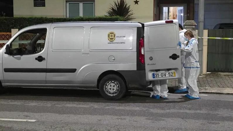 Menor beija a mãe na testa e pouco depois mata-a com dois tiros