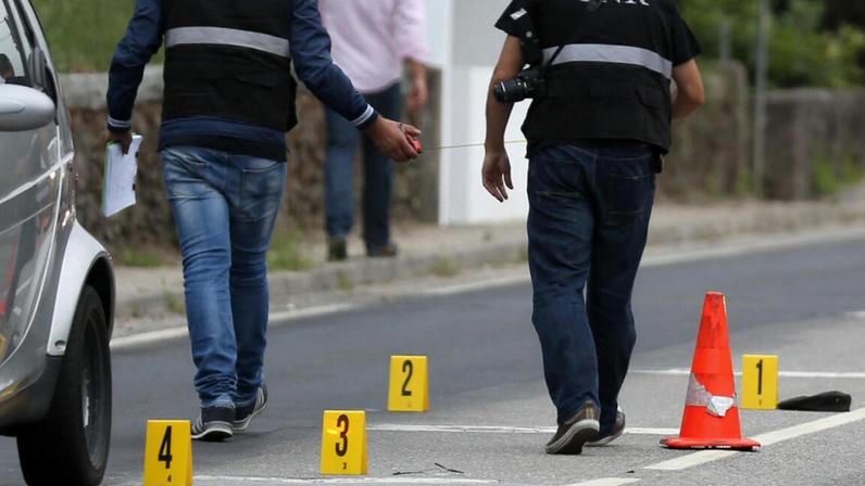 Homem caiu do capô, ao fim de 100 metros, e rodado passou-lhe por cima