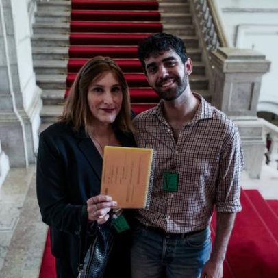Petição contra a legalização de terapias de conversão entregue na AR