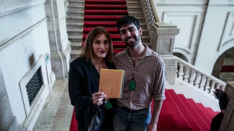 Petição contra a legalização de terapias de conversão entregue na AR