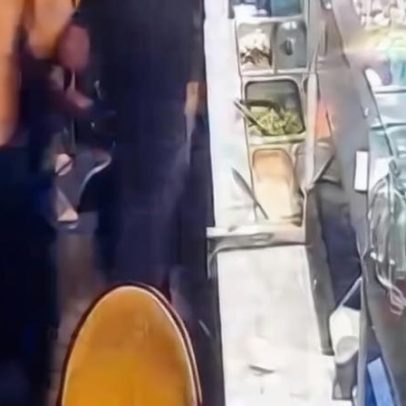 Homens filmados a espancar funcionários de restaurante detidos após um mês