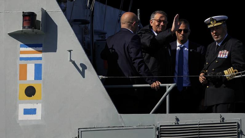 Seguro chega de lancha ao Alfeite para primeira visita à Marinha