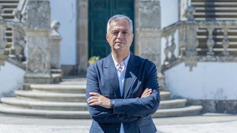 O presidente da Câmara Municipal de Vila Real, Alexandre Favaios, é natural de Vila Pouca de Aguiar, tem 47 anos, é casado, psicólogo de profissão e vive em Vila Real