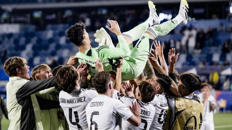 Guarda-redes Javier Navarro em ombros após defender dois penáltis no desempate