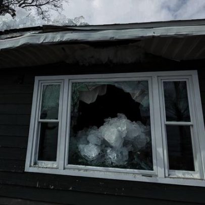 Blocos de gelo invadem casas após fortes chuvas no Michigan