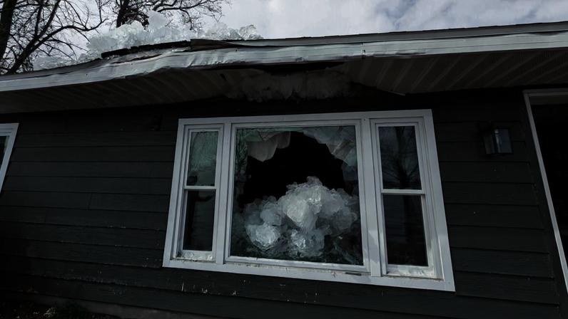 Blocos de gelo invadem casas após fortes chuvas no Michigan