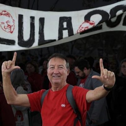 Manifestantes a favor e contra Lula da Silva em frente ao Palácio de Belém