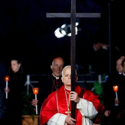 Papa Leão XIV retoma tradição de carregar a cruz na Via-Sacra
