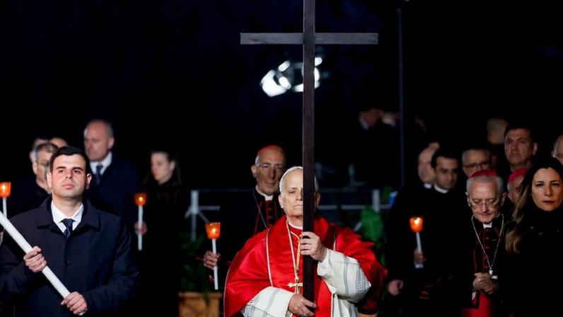 Papa Leão XIV retoma tradição de carregar a cruz na Via-Sacra