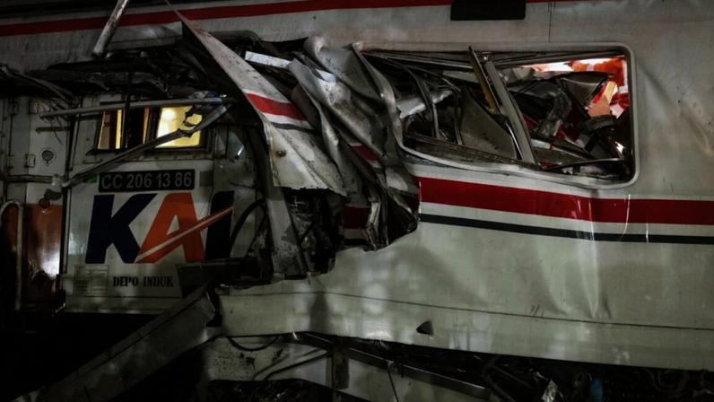 Colisão entre comboios na Indonésia deixa 15 mortos e dezenas de feridos