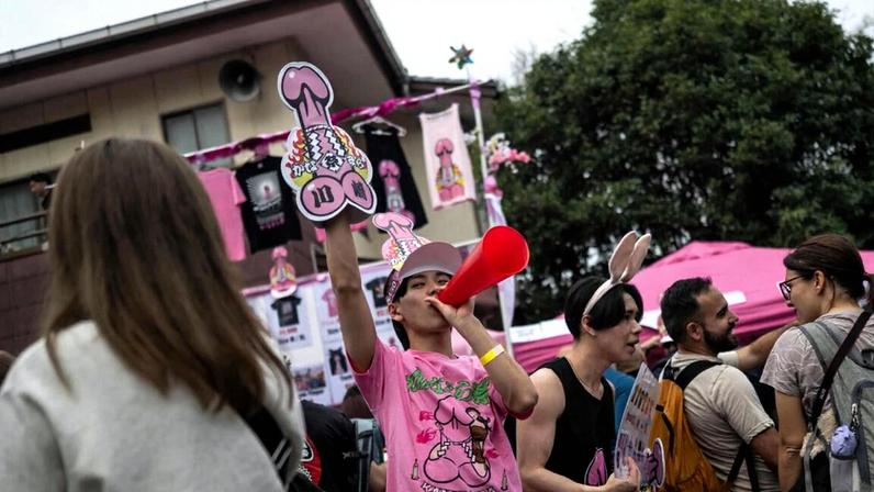 Desfile no Japão visa combater estigma associado ao sexo