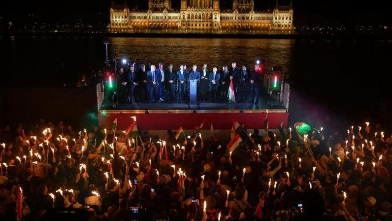 Multidão celebra vitória de Péter Magyar nas ruas de Budapeste