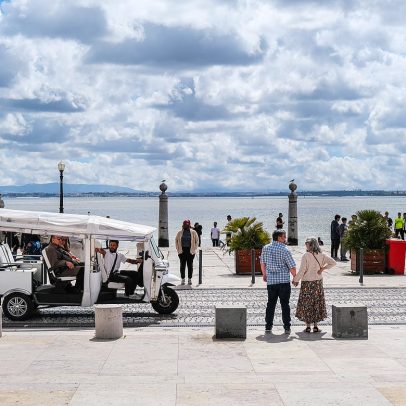 Lisboa aplica 88 multas diárias a tuk-tuk por novas regras de estacionamento e documentos