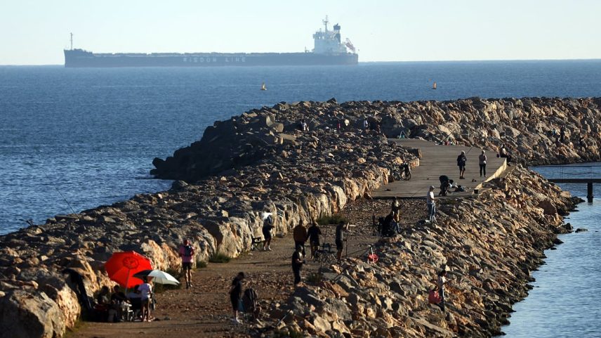 Gasóleo cai 2,5€, gasolina 1,2€; preços 13-31% acima do pré-guerra no Irão