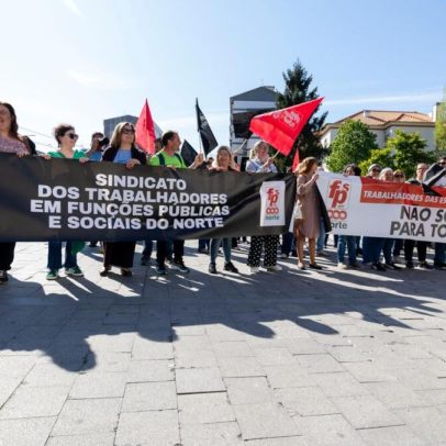 Cerca de 50 técnicos escolares protestam contra transferência para IPSS