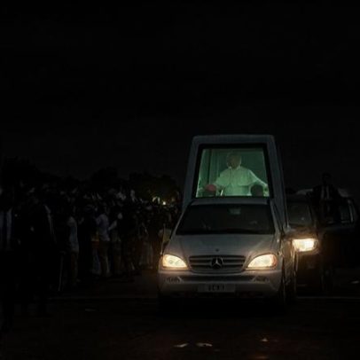 Leão XIV encerra visita aos Camarões e afirma emoção pela presença papal