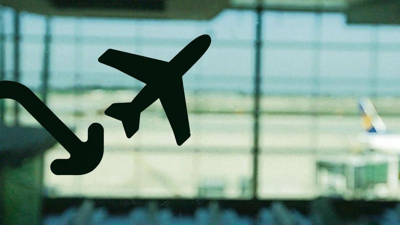 A mensagem inclui um link, com o aviso de que "é válido por 24 horas", que remete para um site similar ao da companhia aérea portuguesa, mas que não é autêntico