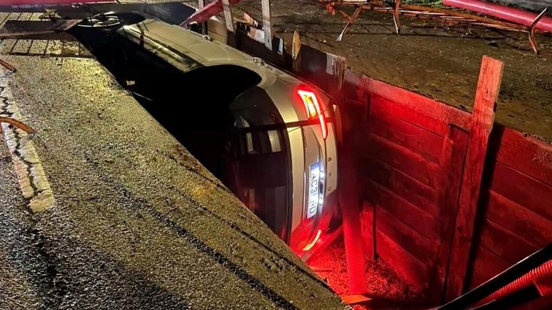 Carro caiu no buraco na zona do Sobreiro