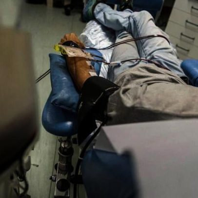 Técnico de sangue suspeito de reutilizar lâminas fica suspenso de funções