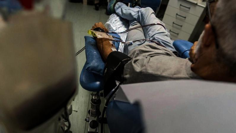 Técnico de sangue suspeito de reutilizar lâminas fica suspenso de funções