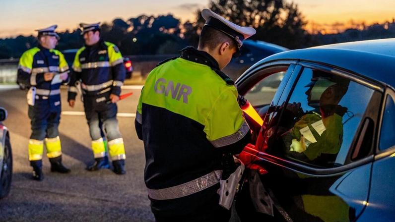 Condutor alcoolizado tenta corromper militares da GNR com 100 euros