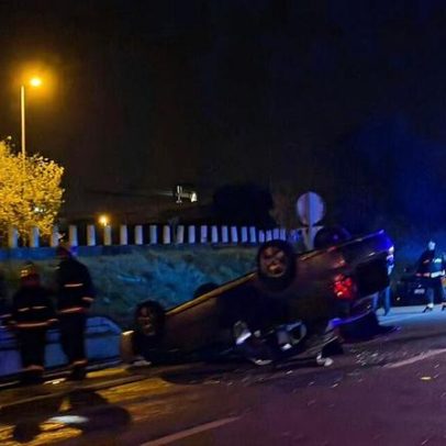 Carro capota na Via Norte junto à fábrica da Super Bock