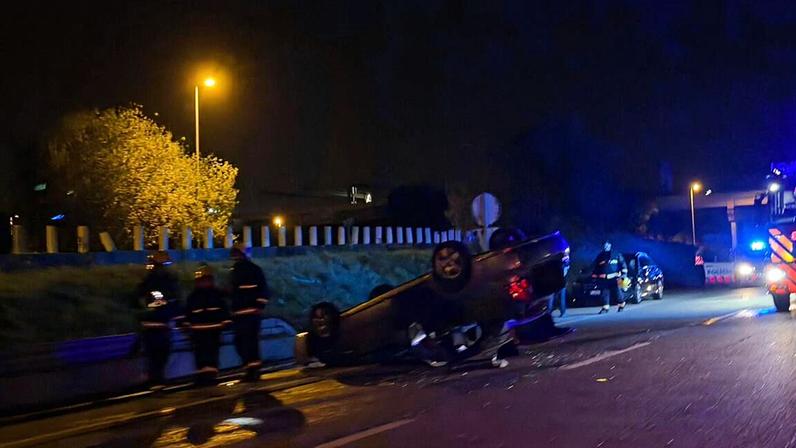 Carro capota na Via Norte junto à fábrica da Super Bock