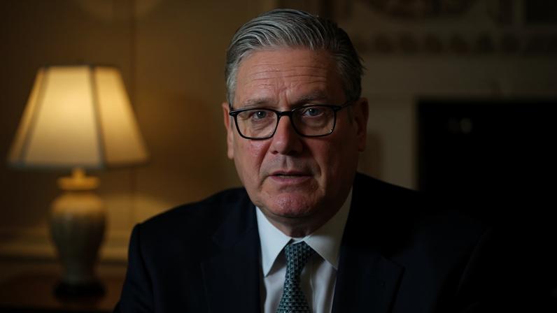 Oposição exige demissão de Starmer por nomeação de Mandelson