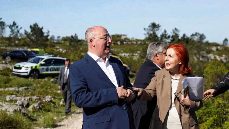 O ministro da Agricultura e Mar, José Manuel Fernandes, conversa com a ministra do Ambiente e Energia, Maria da Graça Carvalho