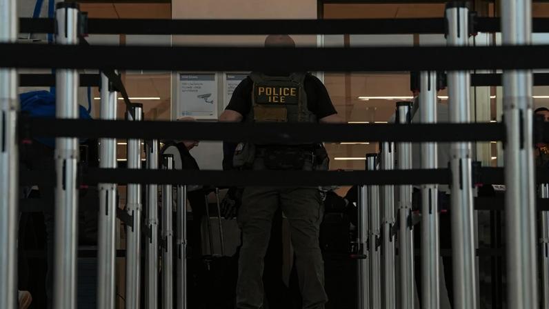 Idosa detida pelo ICE regressa a França após viagem para casar com antigo namorado