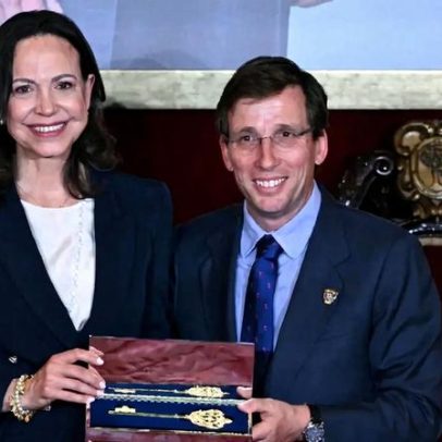 María Corina Machado recebe chaves de Madrid e defende Venezuela livre