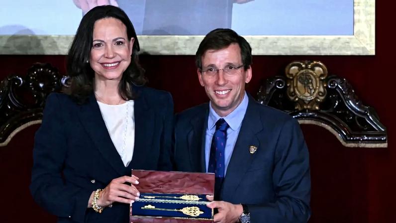 María Corina Machado recebe chaves de Madrid e defende Venezuela livre