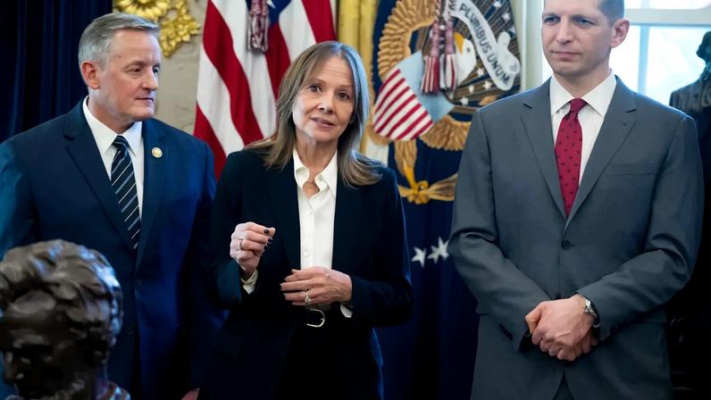 Pentágono mantém contacto com automóveis para reforçar produção militar