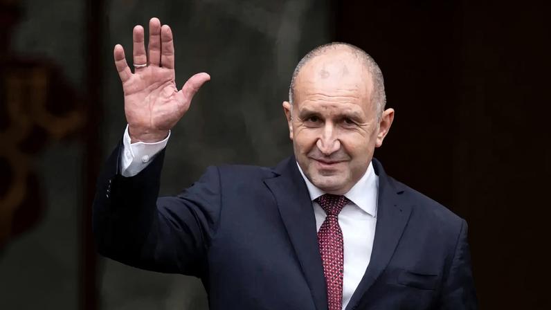 Ex-presidente Rumen Radev vence legislativas na Bulgária