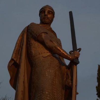 Espada recolocada na estátua de D. Afonso Henriques em Guimarães