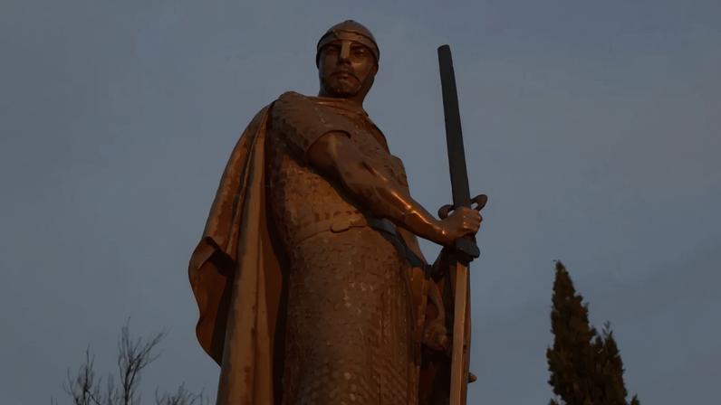 Espada recolocada na estátua de D. Afonso Henriques em Guimarães