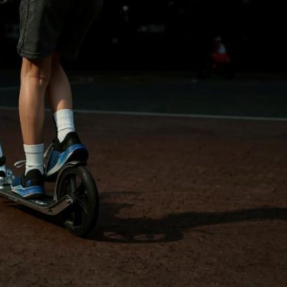 Charlize Theron recorda noite em que mãe matou o pai para salvar a família