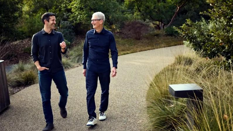 John Ternus, à esquerda, assumirá cargo de CEO em setembro e substituirá Tim Cook, à direita