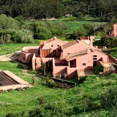 Aljezur ganha refúgio de terra e taipa entre serra e mar