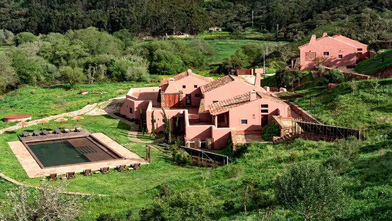 Aljezur ganha refúgio de terra e taipa entre serra e mar