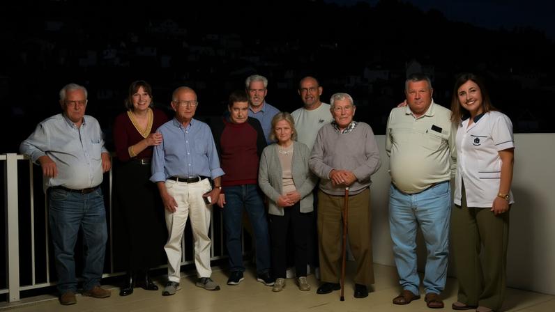 Madalena, Miguel e Bárbara com os sete utentes que vão andar de avião nesta terça-feira