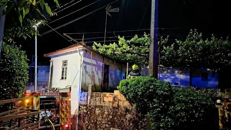 Incêndio deflragou de madrugada