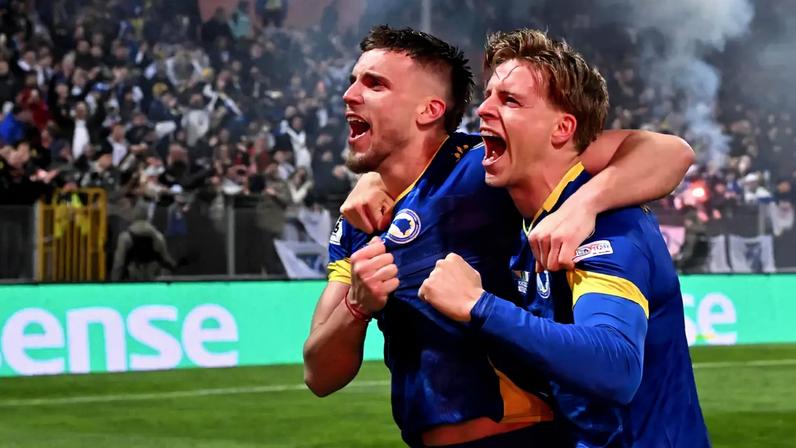 Demirovic (esquerda) e Burnic (direita) celebram a qualificação da Bósnia-Herzegovina para o Mundial 2026