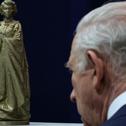 Carlos III presta homenagem ao centenário de Isabel II