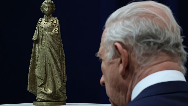 Carlos III observa uma escultura representando a rainha Isabel II, durante uma apresentação sobre a recomendação final do projeto para o Memorial da Rainha Isabel, durante uma visita ao Museu Britânico